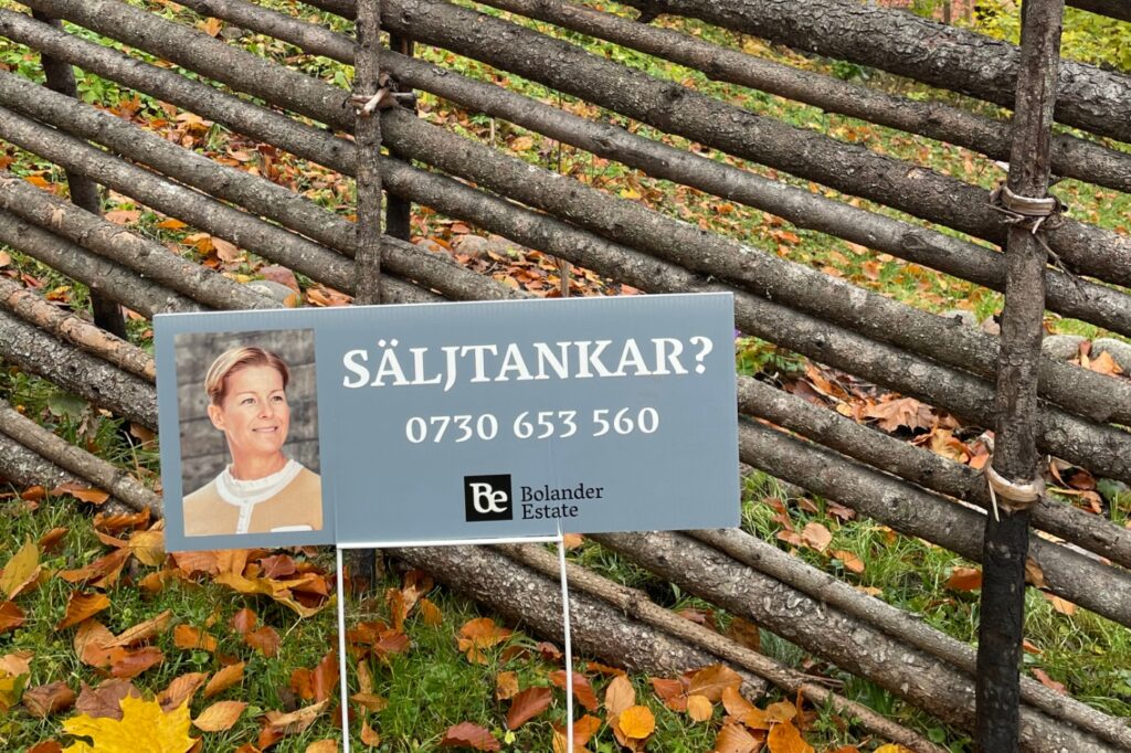 Mäklare Uppsala skylt med kontaktinformation utanför en visning